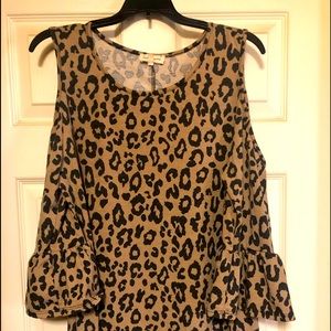 Cold shoulder Leopard top